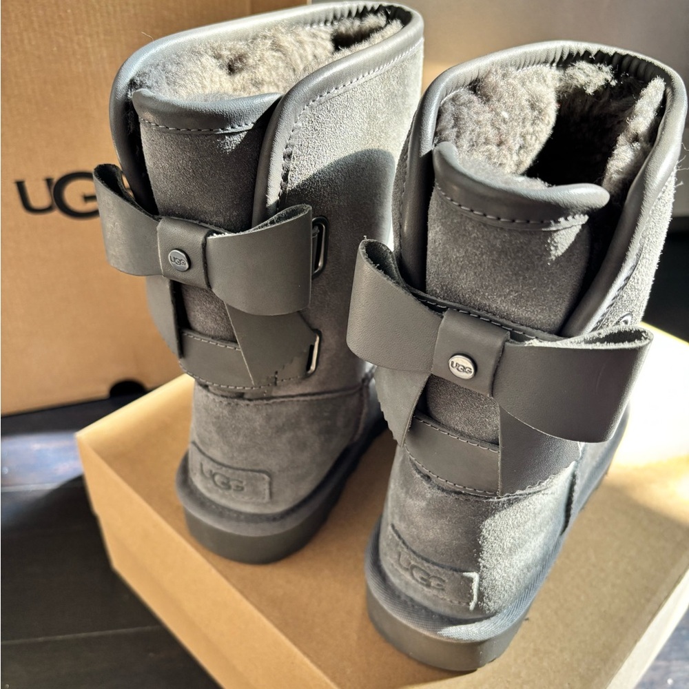 UGG SHORT BAILEY LEATHER BOW IN CHARCOAL SZ 6,9 NEW IN BOX - Picture 3 of 9